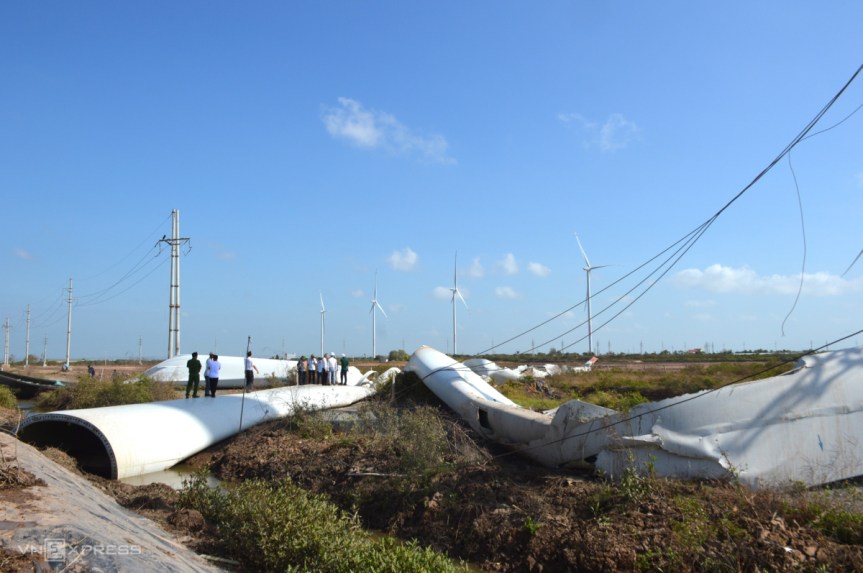 Gravity Strikes Again: Ageing Wind Turbines Literally Falling To&nbsp;Pieces